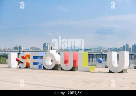 Seoul, Südkorea - 11. Juli 2022: U-Schild I Seoul am Yeouido Hangang Park, einem der Parks neben dem Fluss Han Stockfoto