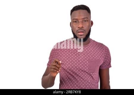 Porträt eines gutaussehenden jungen Mannes, der vor weißem Hintergrund steht. Stockfoto