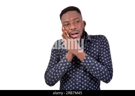 Porträt eines jungen, gutaussehenden, kranken Geschäftsmannes mit Zahnschmerzen. Stockfoto