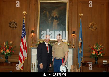 Besuch des Marine Corps Captain Matt Desmond im Hauptinneren, wo er sich mit Secretary Dirk Kempthorne und Inspector General Earl Devaney traf Stockfoto