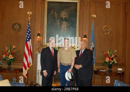 Besuch des Marine Corps Captain Matt Desmond im Hauptinneren, wo er sich mit Secretary Dirk Kempthorne und Inspector General Earl Devaney traf Stockfoto