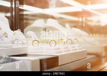 Schmuck Diamant Ringe und Halsketten in luxury Retail Store Fenster Anzeige Showcase Stockfoto