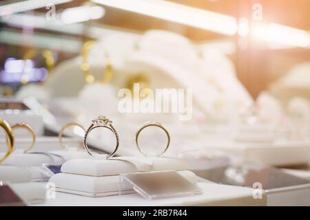 Schmuck Diamant Ringe und Halsketten in luxury Retail Store Fenster Anzeige Showcase Stockfoto