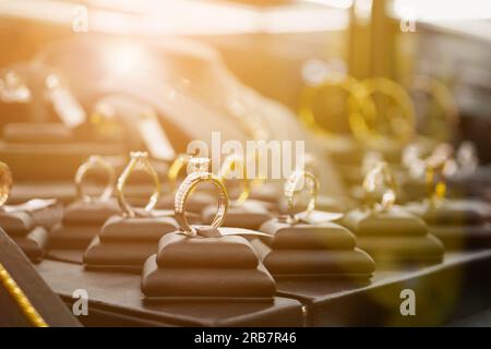 Schmuck Diamant Ringe und Halsketten in luxury Retail Store Fenster Anzeige Showcase Stockfoto