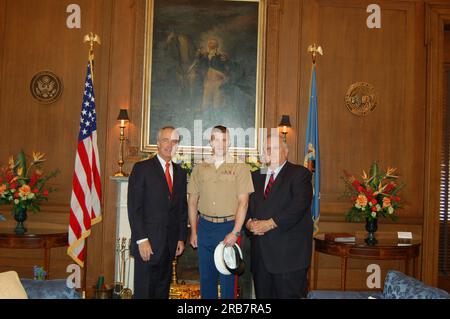 Besuch des Marine Corps Captain Matt Desmond im Hauptinneren, wo er sich mit Secretary Dirk Kempthorne und Inspector General Earl Devaney traf Stockfoto