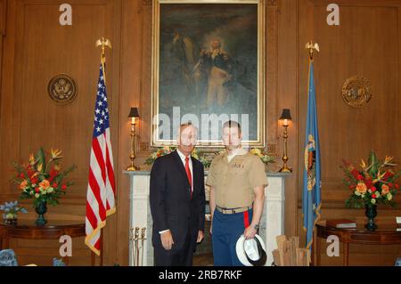 Besuch des Marine Corps Captain Matt Desmond im Hauptinneren, wo er sich mit Secretary Dirk Kempthorne und Inspector General Earl Devaney traf Stockfoto