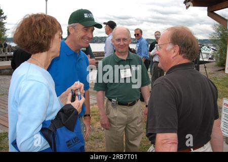 Besuch von Minister Dirk Kempthorne in Puget Sound, Washington, wo er die USA besuchte Das Western Fisheries Research Center von Geological Survey (USGS) nahm an Diskussionen und Führungen des USGS Puget Sound Cooperative Restoration Project Teil und führte zusammen mit Billy Frank, dem Vorsitzenden der Kommission für die Fischerei im Nordwesten Indiens, eine Pressekonferenz im Zusammenhang mit dem Restaurationsprojekt durch Stockfoto