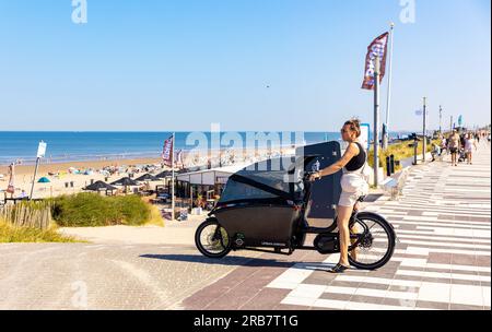 ZANDVOORT - die Bader kommen am Strand von Zandvoort an, an einem weiteren tropischen warmen Wochenende. ANP IRIS VAN DEN BROEK niederlande Out - belgien Out Credit: ANP/Alamy Live News Stockfoto
