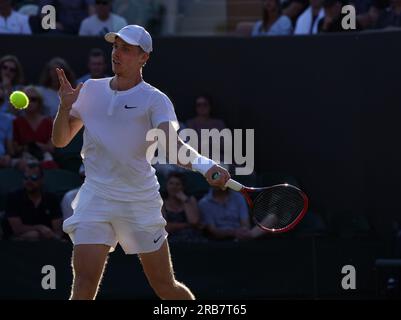 London, Großbritannien. 07. Juli 2023. 07. Juli 2023 - Wimbledon. Kanadas Denis Shapovalov im Kampf gegen den britischen Liam Broady während des dritten Spiels in Wimbledon. Kredit: Adam Stoltman/Alamy Live News Stockfoto