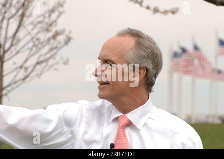 Besuch von Minister Dirk Kempthorne in Washington, D.C. Tidal Basin und Umgebung, wo er zu National Park Service Director Mary Bomar, National Mall and Memorial Parks Superintendent Peggy O'Dell und National Cherry Blossom Festival, Inc. Ging Präsidentin Diana Mayhew für eine Pressekonferenz zur Ankündigung neuer und verbesserter Besucherdienste in der National Mall rechtzeitig zum Cherry Bloossom Festival 2008. Der Minister sprach auch mit Mitarbeitern des National Park Service in den USA Parkpolizei und Besucher rund um das Tidal Basin und die National Mall. Stockfoto