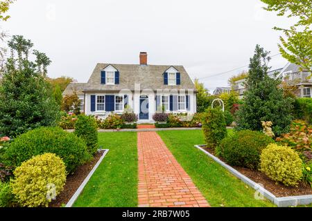 Symmetrisches Frontage House im lokalen Stil mit einem roten Backsteingarten Pfad, der zur Eingangstür in Provincetown, Cape Cod, MA, New England, USA führt Stockfoto