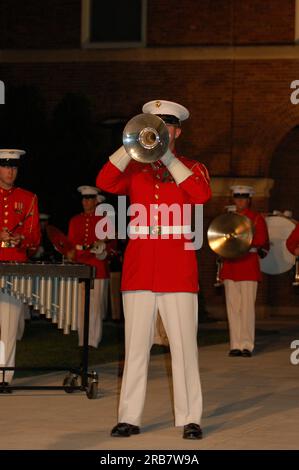 Minister Dirk Kempthorne besucht die Marine Barracks in Washington, D.C., um die Abendparade des Marine Corps zu besichtigen, Kommentare abzugeben und den Empfang an diesem Ort, einem nationalen historischen Wahrzeichen, zu besuchen Stockfoto