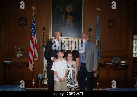 Minister Dirk Kempthorne wird von der Familie Shields im Innenraum besucht Stockfoto