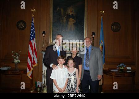 Minister Dirk Kempthorne wird von der Familie Shields im Innenraum besucht Stockfoto