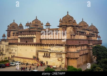 ORCHHA, MADHYA PRADESH, INDIEN - 27. DEZEMBER 2021: Jahangir Mahal in Orchha. Jahangir Mahal wurde im 17. Jahrhundert erbaut. Stockfoto