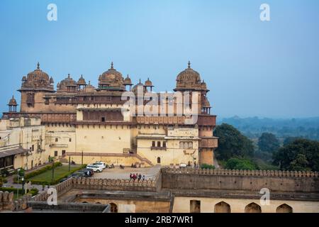 ORCHHA, MADHYA PRADESH, INDIEN - 27. DEZEMBER 2021: Jahangir Mahal in Orchha. Jahangir Mahal wurde im 17. Jahrhundert erbaut. Stockfoto