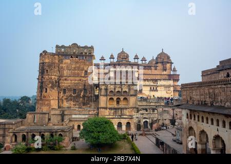 ORCHHA, MADHYA PRADESH, INDIEN - 27. DEZEMBER 2021: Wunderschöner Blick auf das Fort orchha und Sheesh mahal. Stockfoto