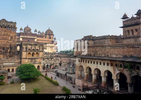 ORCHHA, MADHYA PRADESH, INDIEN - 27. DEZEMBER 2021: Wunderschöner Blick auf das Fort orchha und Sheesh mahal. Stockfoto