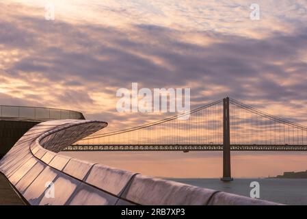 Blick vom Museum für Kunst, Architektur und Technologie auf die Brücke von 25 de Abril in Lissabon. Stockfoto