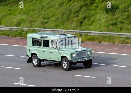 1989 80s Achtziger Land Rover 110 4C SW Dt Diesel DT 84 Green LCV Station Wagon Diesel 2495 ccm Fahrt mit hoher Geschwindigkeit auf der Autobahn M6 im Großraum Manchester, Großbritannien Stockfoto