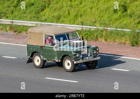 1978 70s in den Siebzigern zerschmetterte, mit Segeltuch überzogene Pickup Land Rover Diesel 2286 cm3 mit hoher Geschwindigkeit auf der Autobahn M6 im Großraum Manchester, Großbritannien Stockfoto