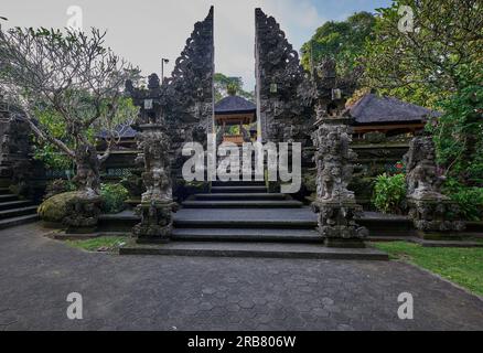 Pura Gunung Lebah, Gunung Lebah Tempel ist ein antiker Tempel in malerischer Dschungelumgebung mit kunstvoll verzierten Schnitzereien farbenfrohe Statuen in Ubud, Bali Stockfoto