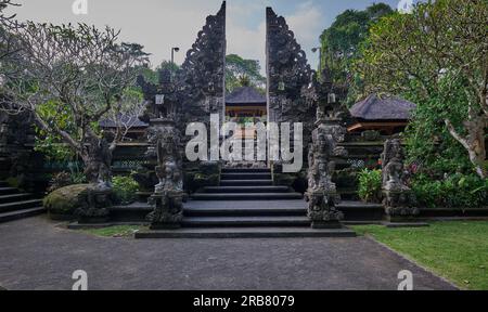Pura Gunung Lebah, Gunung Lebah Tempel ist ein antiker Tempel in malerischer Dschungelumgebung mit kunstvoll verzierten Schnitzereien farbenfrohe Statuen in Ubud, Bali Stockfoto