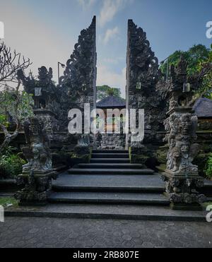 Pura Gunung Lebah, Gunung Lebah Tempel ist ein antiker Tempel in malerischer Dschungelumgebung mit kunstvoll verzierten Schnitzereien farbenfrohe Statuen in Ubud, Bali Stockfoto