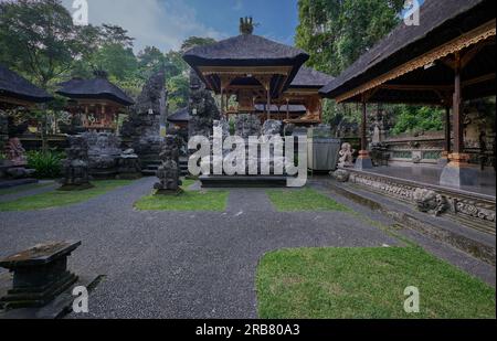 Pura Gunung Lebah, Gunung Lebah Tempel ist ein antiker Tempel in malerischer Dschungelumgebung mit kunstvoll verzierten Schnitzereien farbenfrohe Statuen in Ubud, Bali Stockfoto