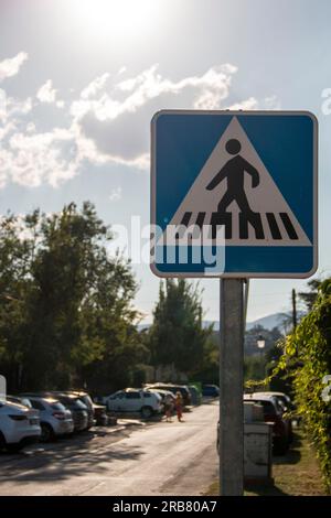 Verschiedene Verkehrsschilder. Fußgängerübergang oder Zebraübergang Stockfoto