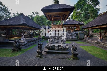 Pura Gunung Lebah, Gunung Lebah Tempel ist ein antiker Tempel in malerischer Dschungelumgebung mit kunstvoll verzierten Schnitzereien farbenfrohe Statuen in Ubud, Bali Stockfoto