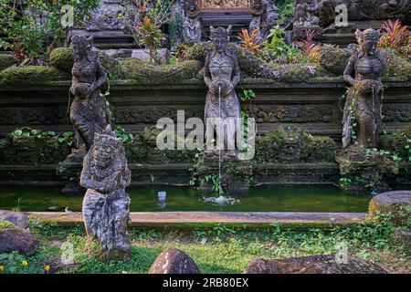 Pura Gunung Lebah, Gunung Lebah Tempel ist ein antiker Tempel in malerischer Dschungelumgebung mit kunstvoll verzierten Schnitzereien farbenfrohe Statuen in Ubud, Bali Stockfoto