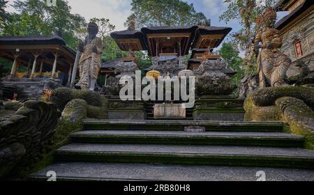 Pura Gunung Lebah, Gunung Lebah Tempel ist ein antiker Tempel in malerischer Dschungelumgebung mit kunstvoll verzierten Schnitzereien farbenfrohe Statuen in Ubud, Bali Stockfoto