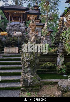 Pura Gunung Lebah, Gunung Lebah Tempel ist ein antiker Tempel in malerischer Dschungelumgebung mit kunstvoll verzierten Schnitzereien farbenfrohe Statuen in Ubud, Bali Stockfoto