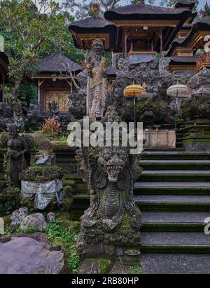 Pura Gunung Lebah, Gunung Lebah Tempel ist ein antiker Tempel in malerischer Dschungelumgebung mit kunstvoll verzierten Schnitzereien farbenfrohe Statuen in Ubud, Bali Stockfoto