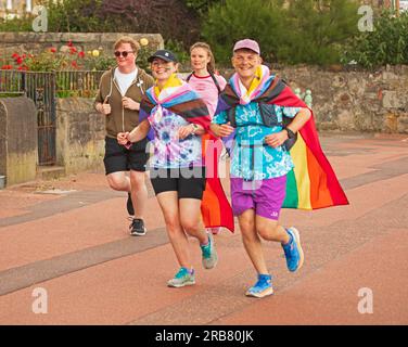 Portobello, Edinburgh, Schottland, Großbritannien. 8. Juli 2023 Temperatur von 20 Grad Celsius am Vormittag, heiß und feucht mit Duschen ab 10,15am Uhr. Viele Leute am Strand und an der Promenade. Läufer nehmen am 5 km langen Porty Pride-Rennen entlang der Promenade Teil. Kredit: Arch White/alamy Live News. Stockfoto