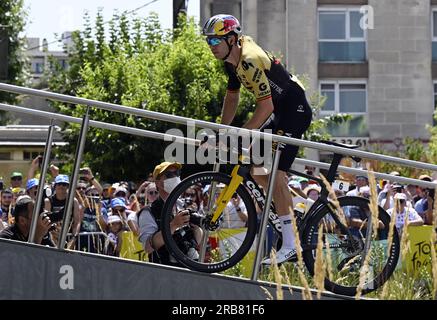 Libourne, Frankreich. 08. Juli 2023. Belgischer Wout Van Aert von Jumbo-Visma, abgebildet zu Beginn der 8. Etappe des Radrennen Tour de France, einem 200,7 km langen Rennen von Libourne nach Limoges, Frankreich, Samstag, den 08. Juli 2023. Die diesjährige Tour de France findet vom 01. Bis 23. Juli 2023 statt. BELGA PHOTO DIRK WAEM Credit: Belga News Agency/Alamy Live News Stockfoto