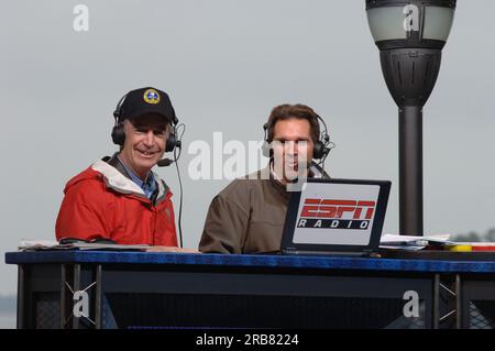 Teil der Mike and Mike Show von ESPN Radio, die gemeinsam von Mike Greenberg und Mike Golic beim Bassmasters Classic Professional Fishing Turnier in Greenville, South Carolina, ausgerichtet wird, mit Gastauftritt von Minister Dirk Kempthorne Stockfoto