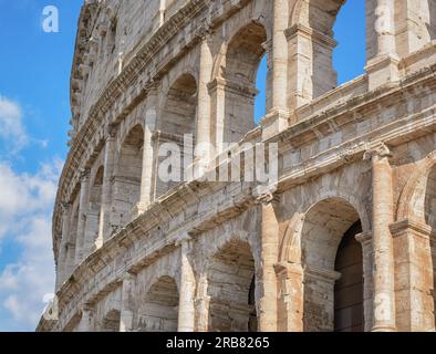 Teil der Außenwand des Kolosseums mit bogenförmigen Fensteröffnungen in Rom Stockfoto