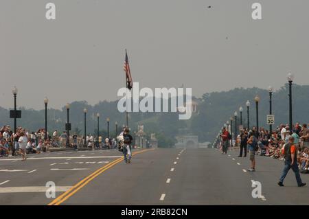 Die jährliche Rolling Thunder Motorrad-Rallye "Ride for Freedom"--im Namen der Kriegsverschwundenen in Aktion (POW/MIA)--durch Washington, D.C., unter den Teilnehmern Ministerin Dirk Kempthorne Stockfoto