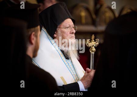 Istanbul, Türkei. 08. Juli 2023. Bartholomew I. von Konstantinopel, Führer der östlich-orthodoxen Christen, leitet eine Gedenkfeier für die Opfer der russischen Invasion der Ukraine zu Ehren des ukrainischen Präsidenten Wolodymyr Zelenskyy in der Kathedrale von St. George, 8. Juli 2023 in Istanbul, Türkei. Kredit: Ukrainischer Ratsvorsitz/Ukrainischer Ratsvorsitz/Alamy Live News Stockfoto