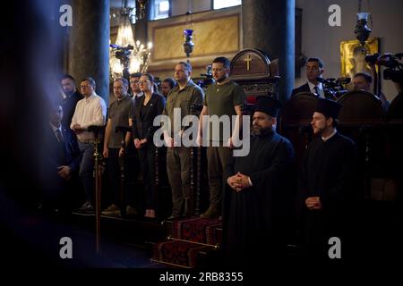 Istanbul, Türkei. 08. Juli 2023. Ukrainischer Präsident Wolodymyr Zelenskyy, Zentrum, während einer Gedenkfeier für die Opfer der russischen Invasion unter der Leitung des christlich-östlich-orthodoxen Patriarchen Bartholomäus I. von Konstantinopel, in der Kathedrale von St. George, 8. Juli 2023 in Istanbul, Türkei. Von links: Oleksandr Kamyshin, Dmytro Kuleba, Oleksandr Kubrakov, Julia Svyrydenko, Andriy Yermak und Wolodymyr Zelenskyy. Kredit: Ukrainischer Ratsvorsitz/Ukrainischer Ratsvorsitz/Alamy Live News Stockfoto