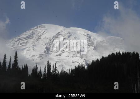 Mount Rainier National Park, Washington, wurde während des Besuchs von Minister Dirk Kempthorne gesehen, um die Grundsatzrede bei der großen Eröffnungs- und Einweihungszeremonie für das neue Henry M. Jackson Visitor Center in der Paradise Area of the Park zu halten Stockfoto