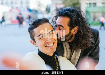 Liebevolle Männer, die Selfie mit dem Handy machen. Stockfoto