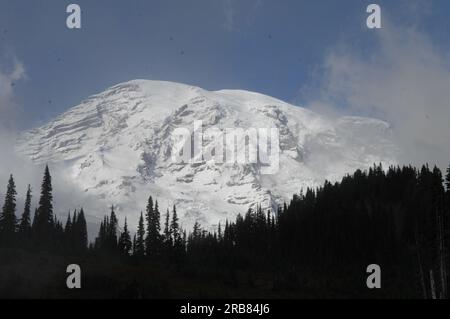 Mount Rainier National Park, Washington, wurde während des Besuchs von Minister Dirk Kempthorne gesehen, um die Grundsatzrede bei der großen Eröffnungs- und Einweihungszeremonie für das neue Henry M. Jackson Visitor Center in der Paradise Area of the Park zu halten Stockfoto