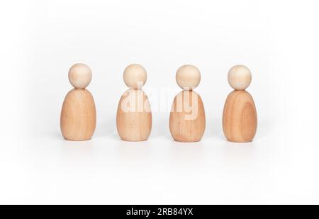 Foto von vier hölzernen Miniaturleuten auf weißem Hintergrund Stockfoto