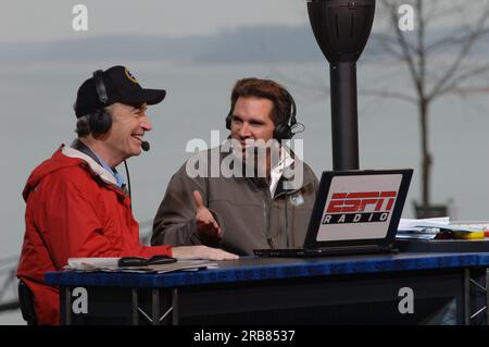 Teil der Mike and Mike Show von ESPN Radio, die gemeinsam von Mike Greenberg und Mike Golic beim Bassmasters Classic Professional Fishing Turnier in Greenville, South Carolina, ausgerichtet wird, mit Gastauftritt von Minister Dirk Kempthorne Stockfoto