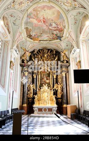 Hartberg, Steiermark, Österreich. 29. Juni 2023. Stadtgemeindekirche St. Martin in Hartberg. Hochaltar in der Pfarrkirche Stockfoto