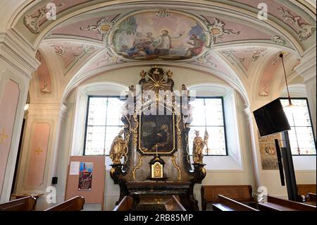 Hartberg, Steiermark, Österreich. 29. Juni 2023. Stadtgemeindekirche St. Martin in Hartberg. Seitenaltar der Gemeindekirche Stockfoto