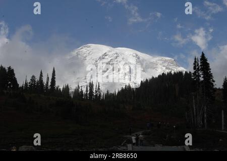 Mount Rainier National Park, Washington, wurde während des Besuchs von Minister Dirk Kempthorne gesehen, um die Grundsatzrede bei der großen Eröffnungs- und Einweihungszeremonie für das neue Henry M. Jackson Visitor Center in der Paradise Area of the Park zu halten Stockfoto